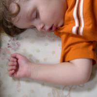 Как приучить ребенка засыпать самостоятельно