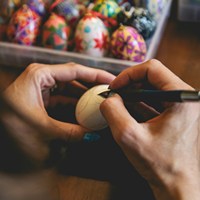 Иллюстрация к статье Как необычно украсить яйца на Пасху? Сделайте травленки!