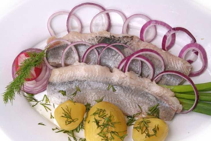 http://anydaylife.com/uploads/articles/housekeeping/cooking/products/cut-herring1.jpg