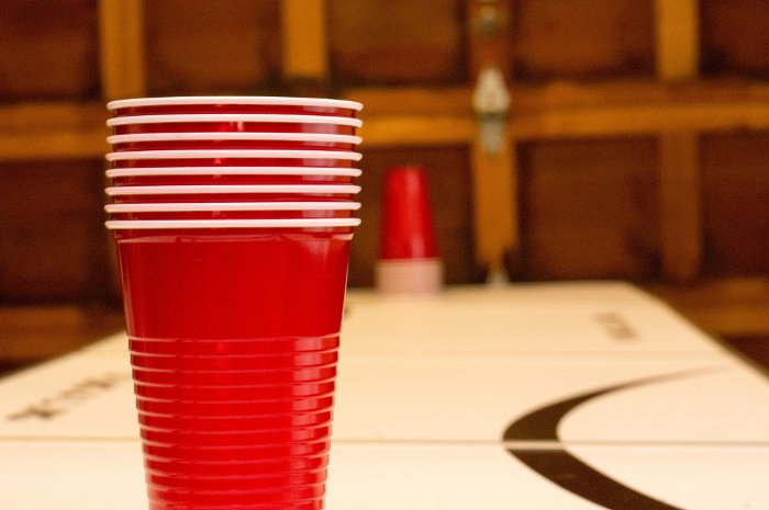 Игры с алкоголем: правила бирпонга