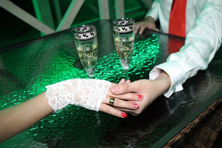 Украшение свадебных бокалов своими руками