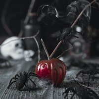 Иллюстрация к статье Как сделать яблоки в карамели на Хэллоуин: ТОП-3 «страшных» рецепта