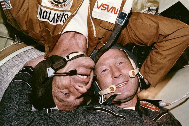 Алексей Леонов (справа) и Дональд Слейтон во время программы «Союз-Аполлон»