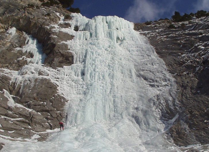 Ледолаз на замерзшем водопаде