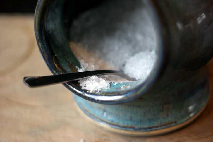 Обертывания с солью в домашних условиях
