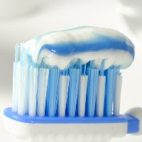 Иллюстрация к статье Нестандартные способы использования зубной пасты: бьюти-советы