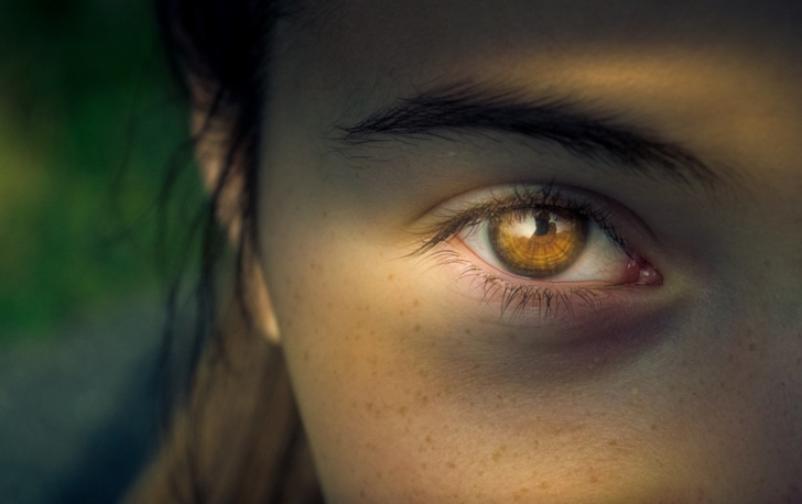 Как ухаживать за сверхчувствительной кожей вокруг глаз