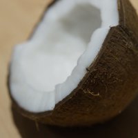 Иллюстрация к статье Применение кокосового масла для волос