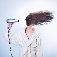 Иллюстрация к статье Как высушить волосы без фена