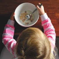 Иллюстрация к статье Как и чем кормить ребенка перед садиком