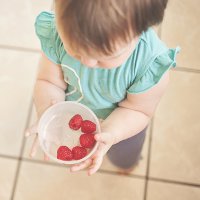 Как заставить ребенка есть ягоды и фрукты