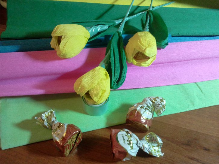 Тюльпаны из гофрированной бумаги с конфетами