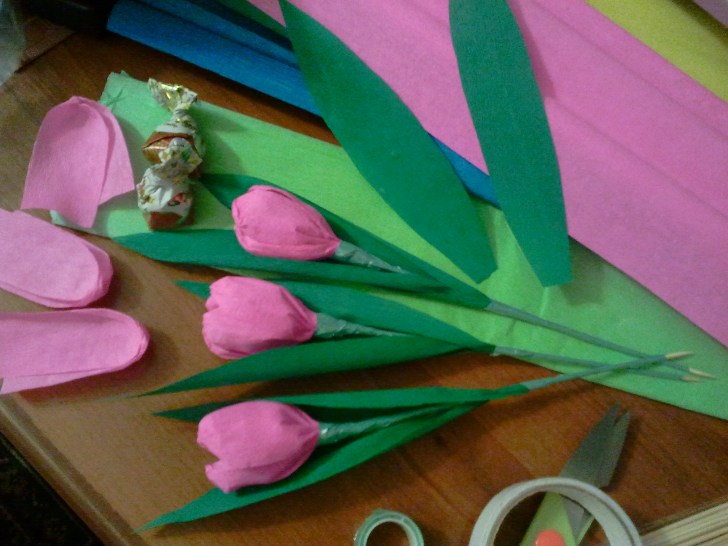 Бумажные тюльпаны с конфетами