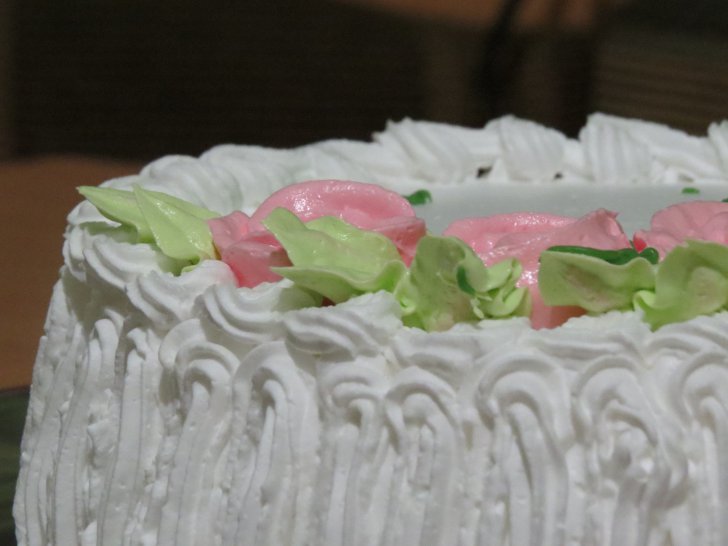 Бордюр волна и простое оформление боков торта при помощи насадки-звездочки