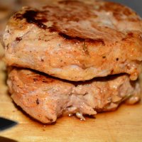Иллюстрация к статье Как правильно приготовить стейк из свинины