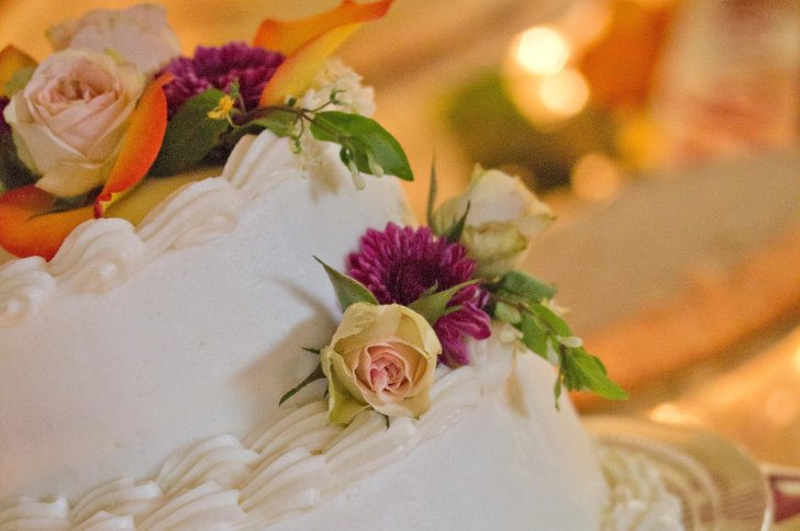 Как украсить торт живыми цветами своими руками