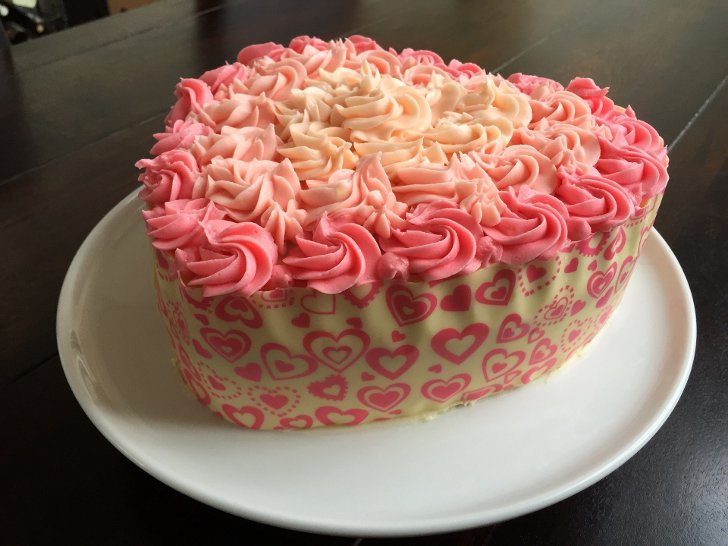 Как сделать и украсить торт на День влюбленных?