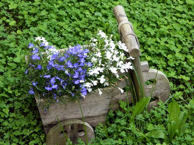 Оригинальная садовая мебель для цветов