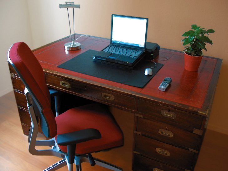 Старинный стол для кабинета