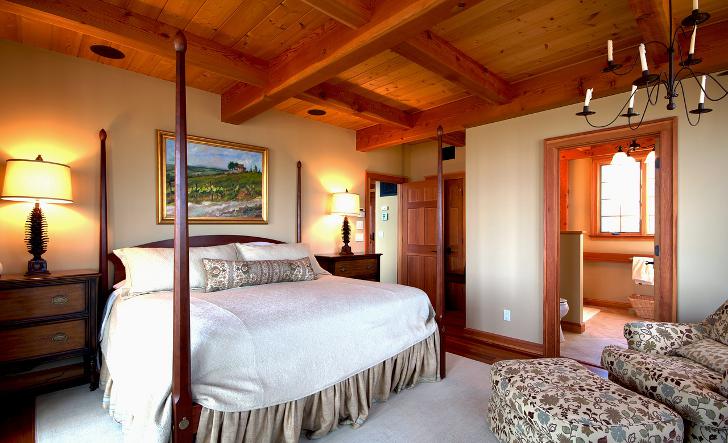 Стандартная спальня: светлые стены, коричневая мебель