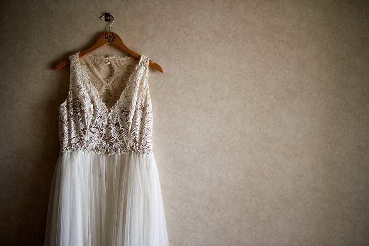 Можно ли сжигать свадебное платье после развода: приметы, помогающие не привлечь к себе беду