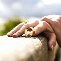 Иллюстрация к статье Что делать со свадебным платьем, фатой и кольцом после развода? Народные приметы