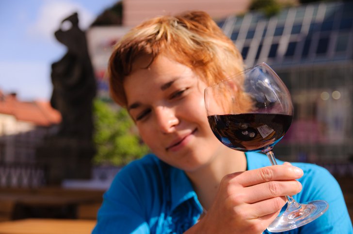 Как правильно держать бокалы с вином, шампанским и коньяком