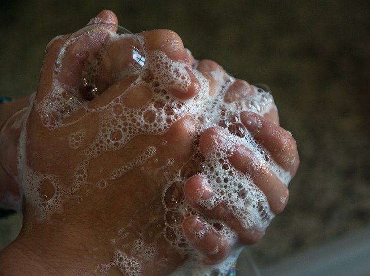 Чем отмыть хну с кожи рук и лица