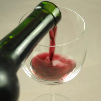 Иллюстрация к статье Как открыть вино без штопора