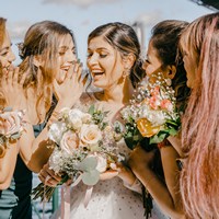 Тосты на свадьбу от подруг невесты: варианты от ChatGPT. Совет
