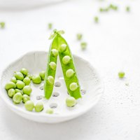Иллюстрация к статье Салаты на Новый год с зеленым горошком: ТОП-5 вкусных рецептов