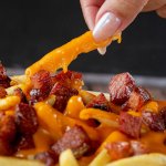 Национальный день картофеля фри с чеддером в США