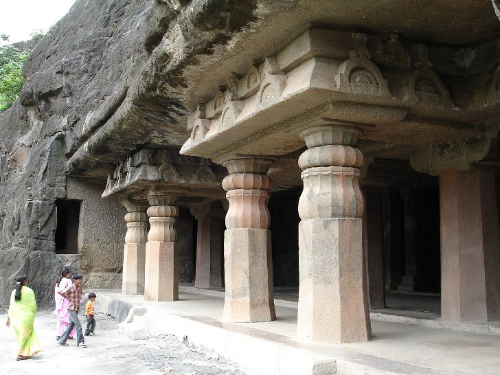 Каменные колонны Аджанта
