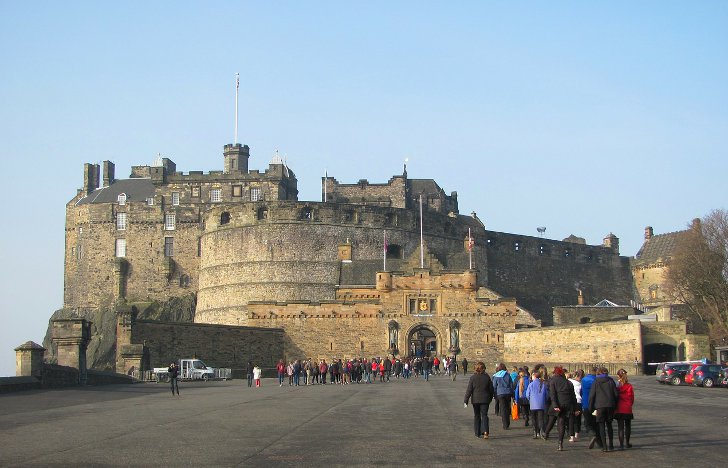 Эдинбургский замок на скале