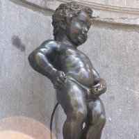 Статуя «Писающий мальчик» в Брюсселе