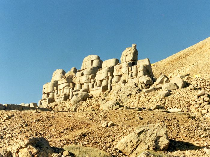 Статуи святилища на горе Немрут-Даг
