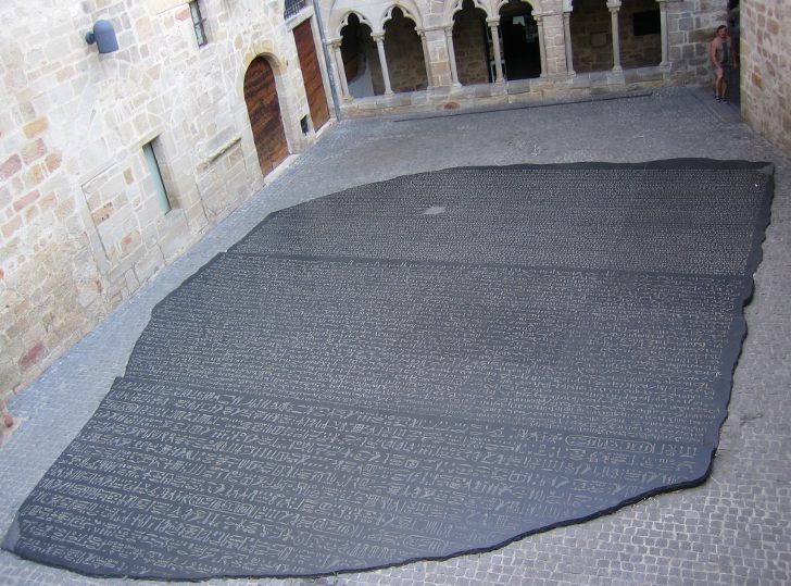 Огромная копия розеттского камня, установленная на месте рождения Жана-Франсуа Шампольона во Франции