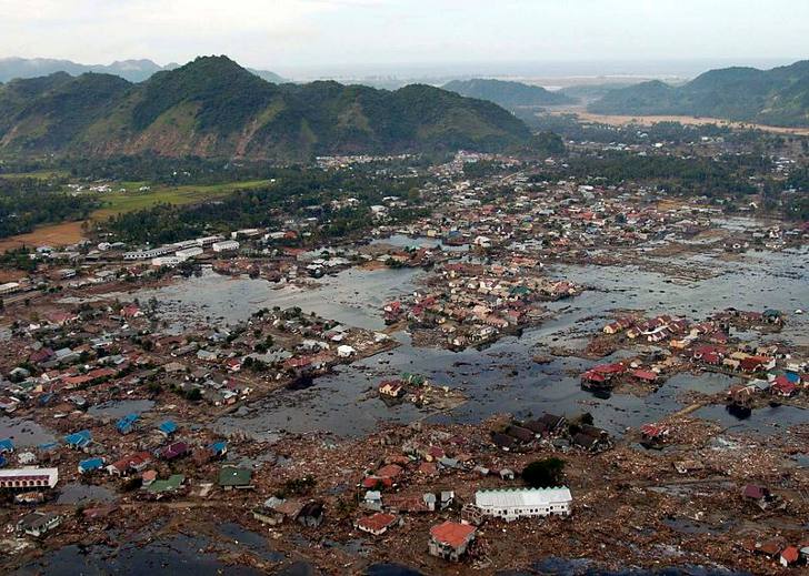 Деревня недалеко от побережья Суматры в руинах после цунами