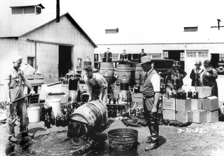 Уничтожение нелегального алкоголя в США, 1932 год