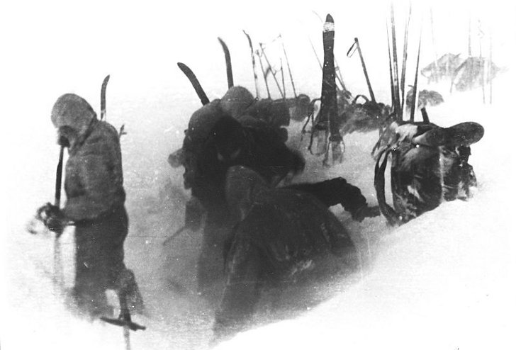 Фотография группы, сделанная 1 февраля 1959 года на склоне горы Холатчахль
