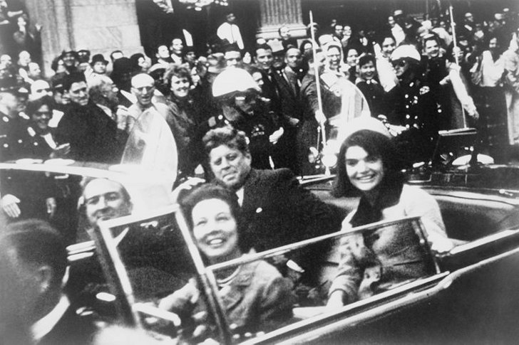 Джон и Жаклин Кеннеди с губернатором Техаса Джоном Конналли в президентском автомобиле в день убийства