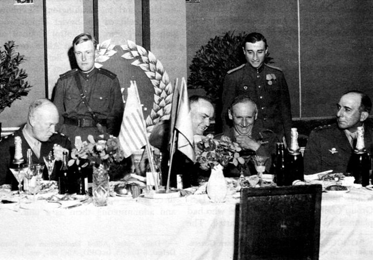 Жуков (второй за столом слева) на встрече с генералами других стран в Берлине 5 июня 1945 года
