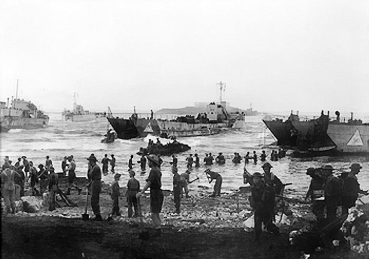 Британские войска на сицилийском побережье, 10 июля 1943 г.