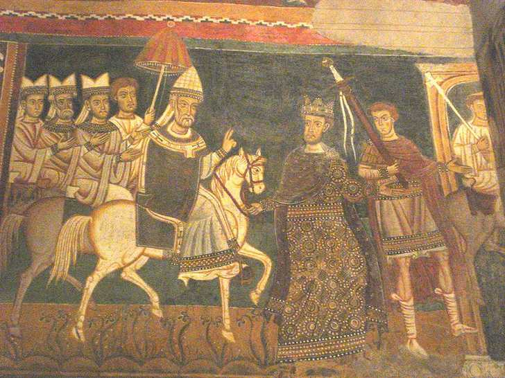 Константин ведет под уздцы коня, на котором восседает папа Сильвестр