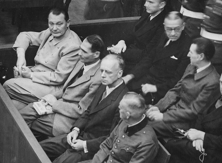 Рудольф Гесс на Нюрнбергском процесс (в первом ряду второй слева)