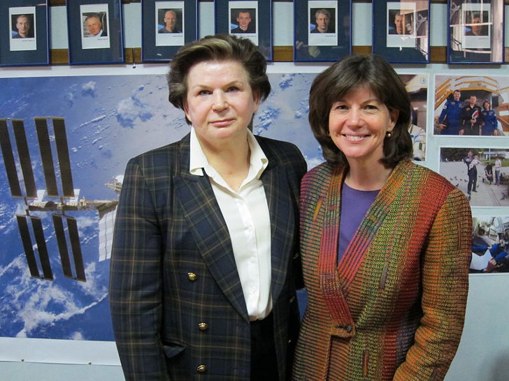 Валентина Терешкова (слева) и американский астронавт Кэтрин Коулман