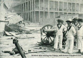 Британские матросы на фоне захваченной занзибарской пушки
