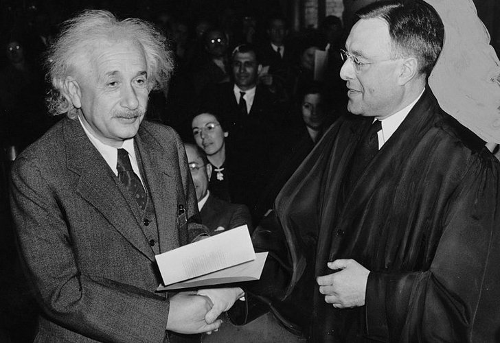 Альберт Эйнштейн на вручении сертификата об американском гражданстве в 1940 году