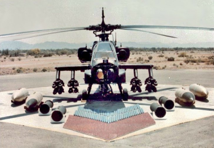 Вертолет Apache с вооружением