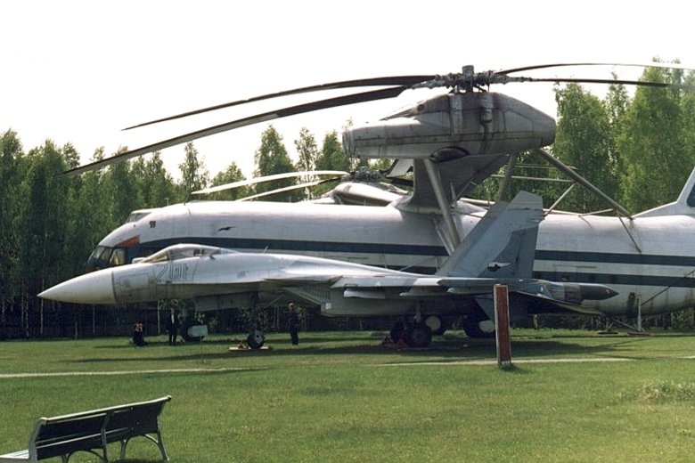 Самолет Т-10 на фоне вертолета В-12